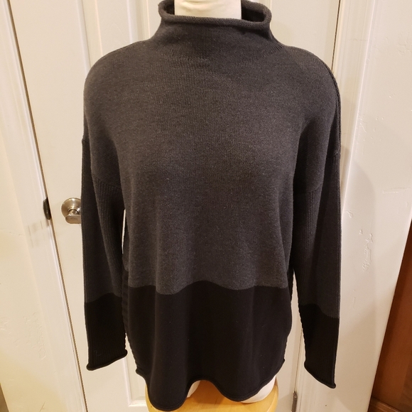 Tahari sweater size Medium - Picture 2 of 8